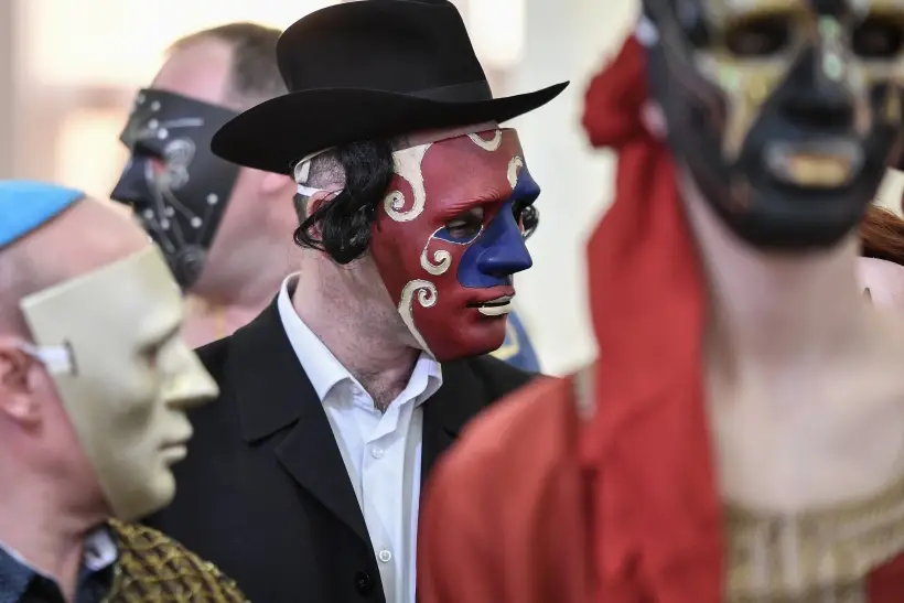 Еврейский обычай наряжаться в Пурим в странные одежды и надевать маски на лица, имеет несколько смыслов. Фото