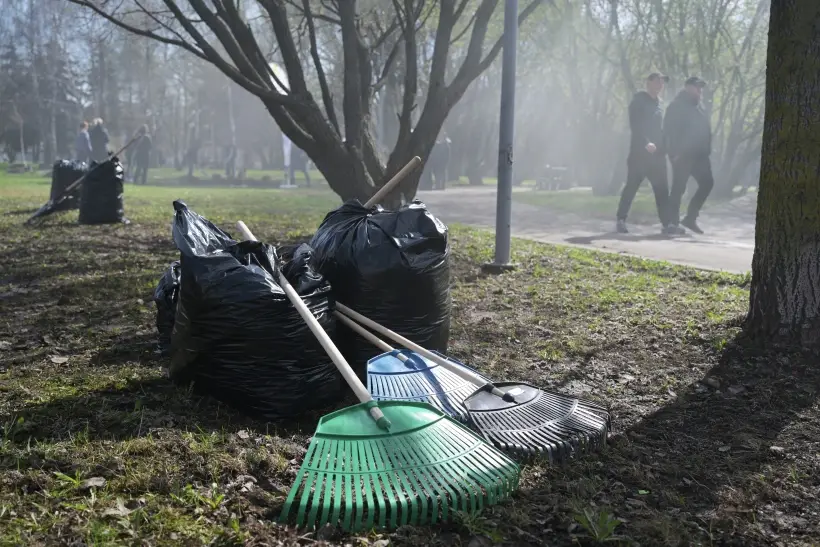 Работы по уборке территорий после зимы начинаются в Подмосковье. Фото. © РИА Новости. Алексей Никольский