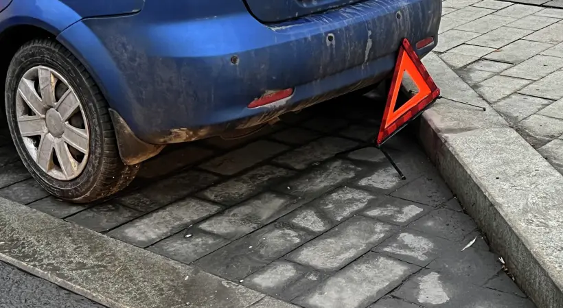 В случае ДТП не забудьте выставить знак аварийной остановки. Фото