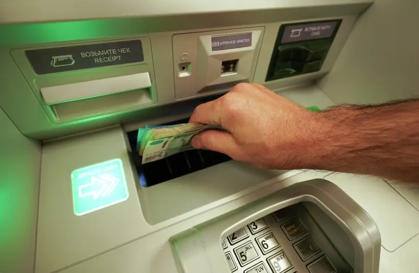 Банки должны будут ограничивать снятие денег в банкоматах при подозрении на мошенничество - законопроект. Фото. © РИА Новости. Александр Сухов