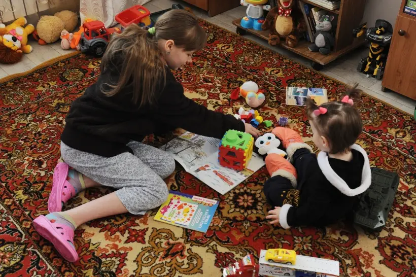 Обилие ярких, кричащих цветов перевозбуждает психику ребенка. Фото