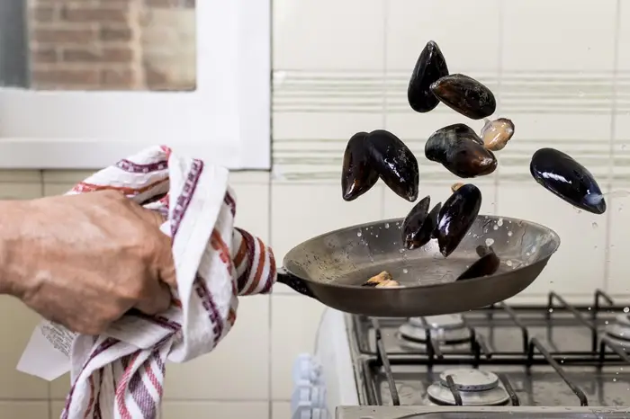 Мидии универсальны: их варят, готовят на пару, тушат в сковороде, запекают в духовке или СВЧ-печи и готовят на гриле. Фото