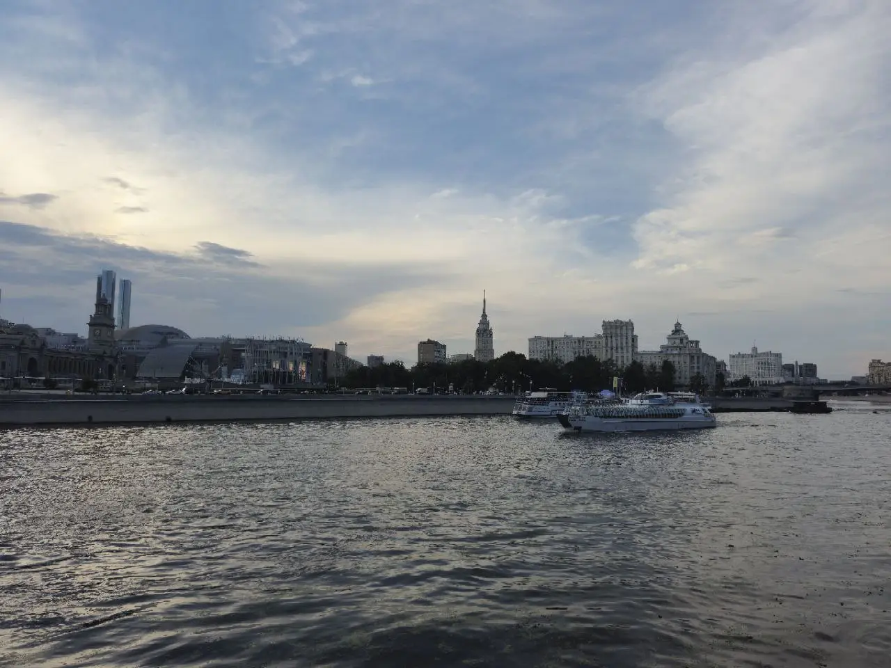 Набережные Москвы подготовили к открытию навигации. Фото. © 