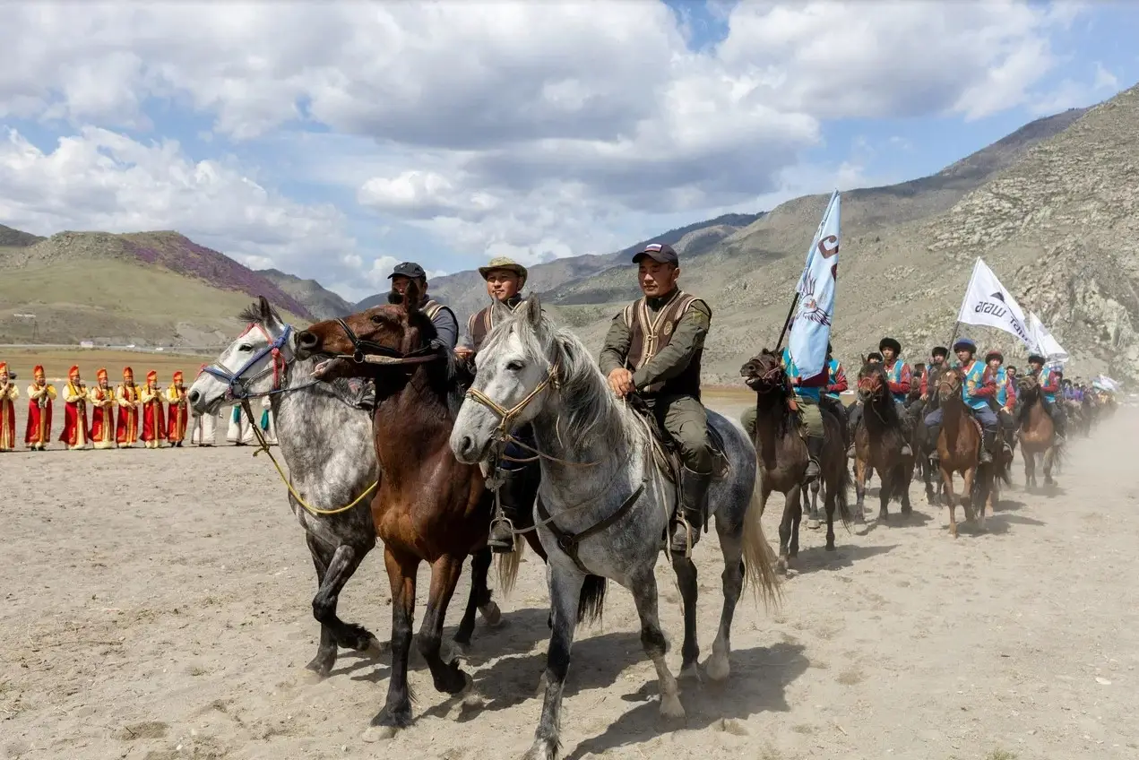 Гости фестиваля "Чике-Таманская весна" в Республике Алтай увидели цветение маральника