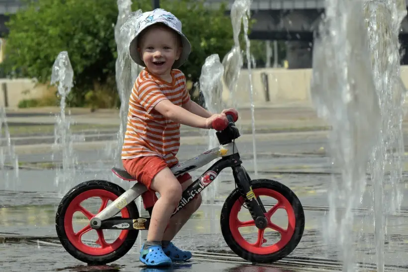 При выборе детского велосипеда в первую очередь обращают внимание на размер колес. Фото