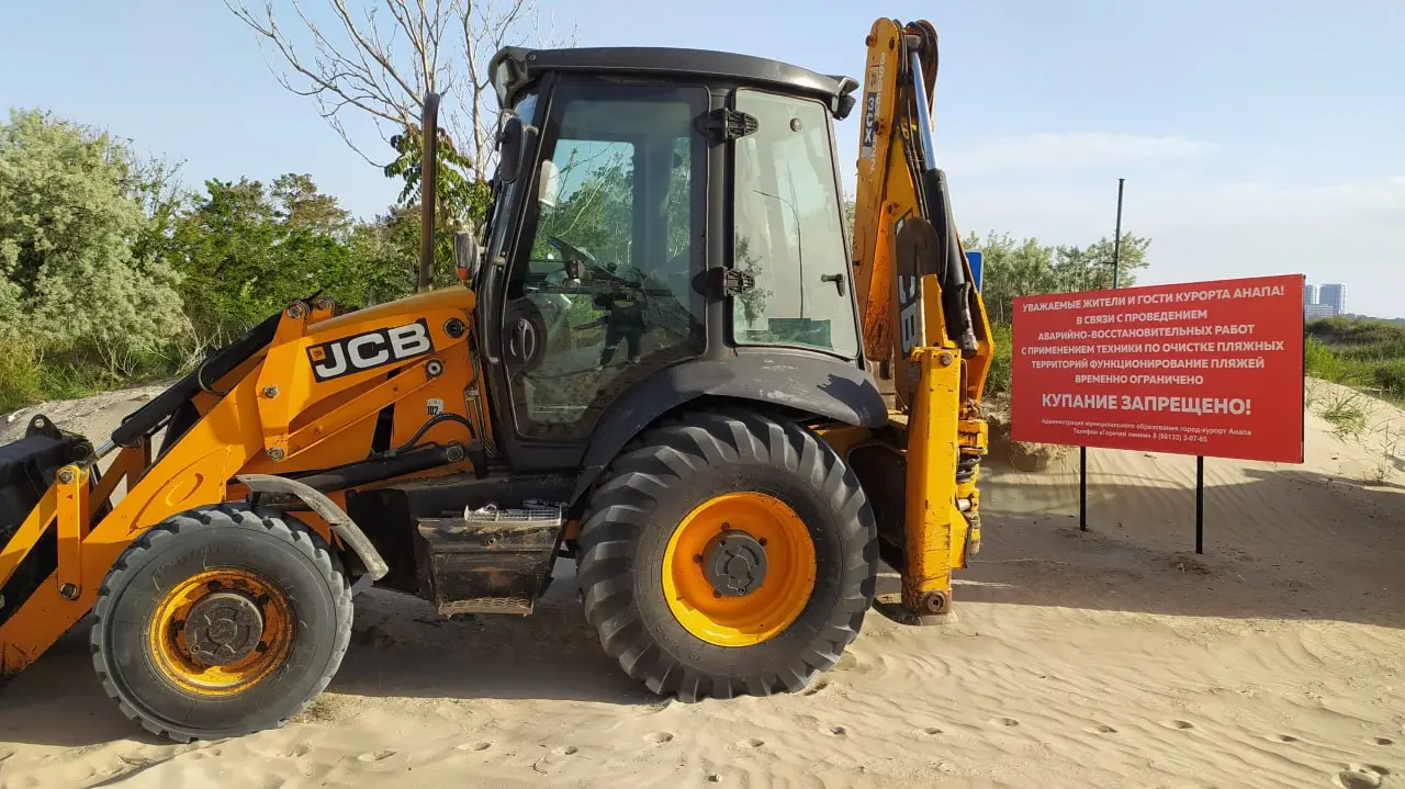 Въезды на пляжи Анапы временно закроют, чтобы не мешать очистке береговой линии. Фото. © Интерфакс. Григорий Колпаков