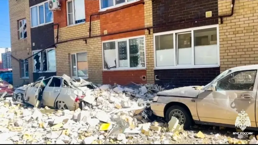 Все жильцы подъезда многоэтажки в Ставрополе эвакуированы после взрыва газа. Фото. © РИА Новости. МЧС РФ