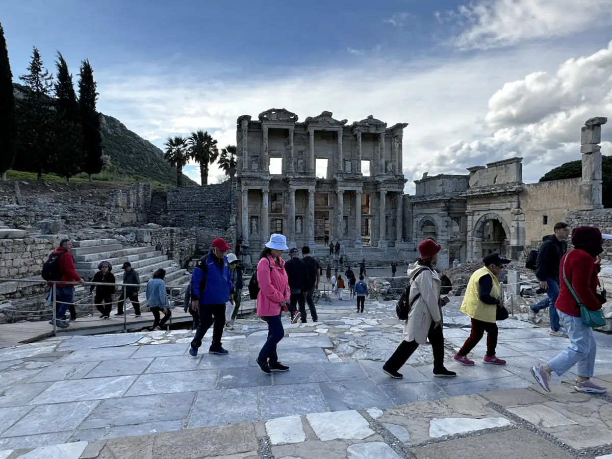 Более 300 млн человек путешествовали по миру в первом квартале 2025 года. Фото. © 