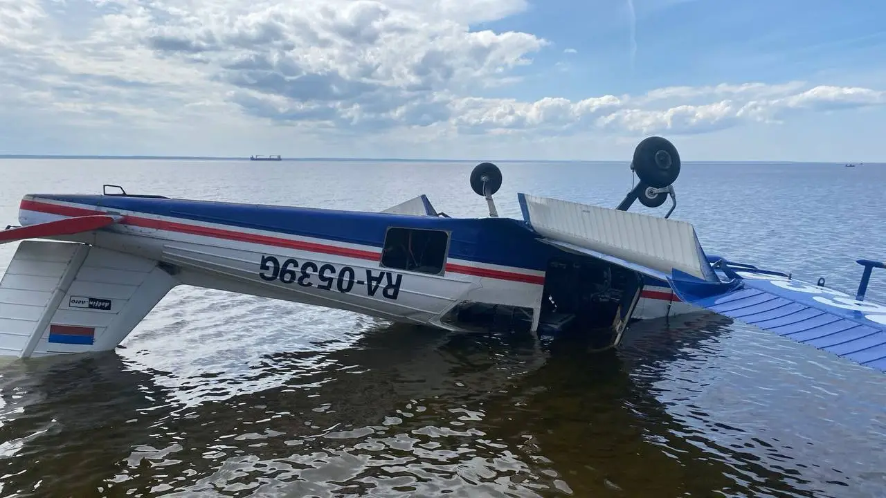 Легкомоторный самолет аварийно сел на пляже в Кронштадте