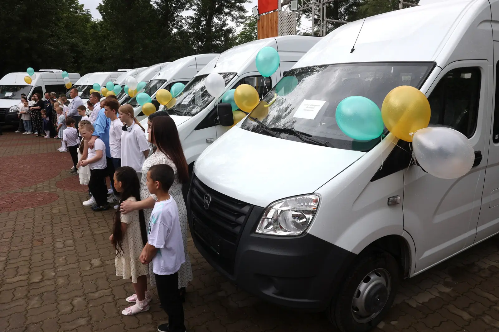 Семьи в Ростовской области, воспитывающие более 8 детей, получили микроавтобусы. Фото. © Фотография пресс-службы губернатора Ростовской области. Павел Сапрыкин