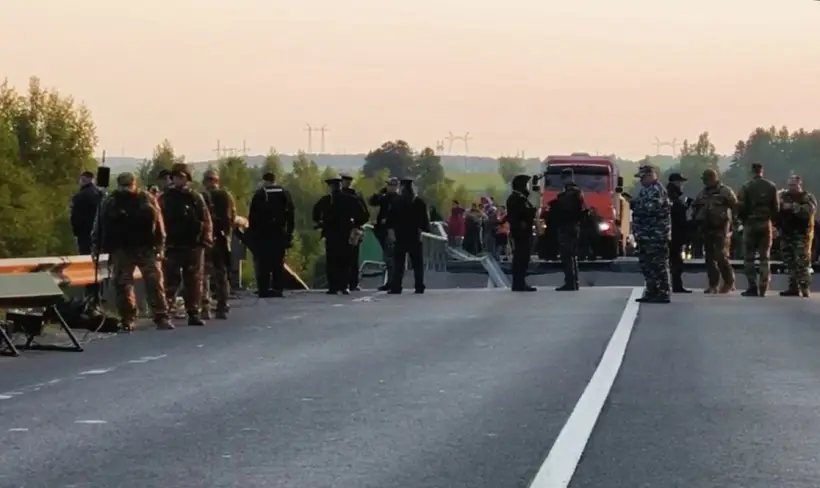 Следствие по делу о подрыве мостов в Курской и Брянской областях изъяло на местах терактов части взрывных устройств - СКР. Фото. © РИА Новости. Геннадий Лисеенко