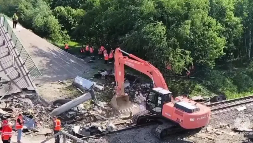 Участок Выгоничи-Пильшино в Брянской области, где ранее произошло обрушение моста, открыт для движения поездов - РЖД. Фото. © РИА Новости. МЧС РФ