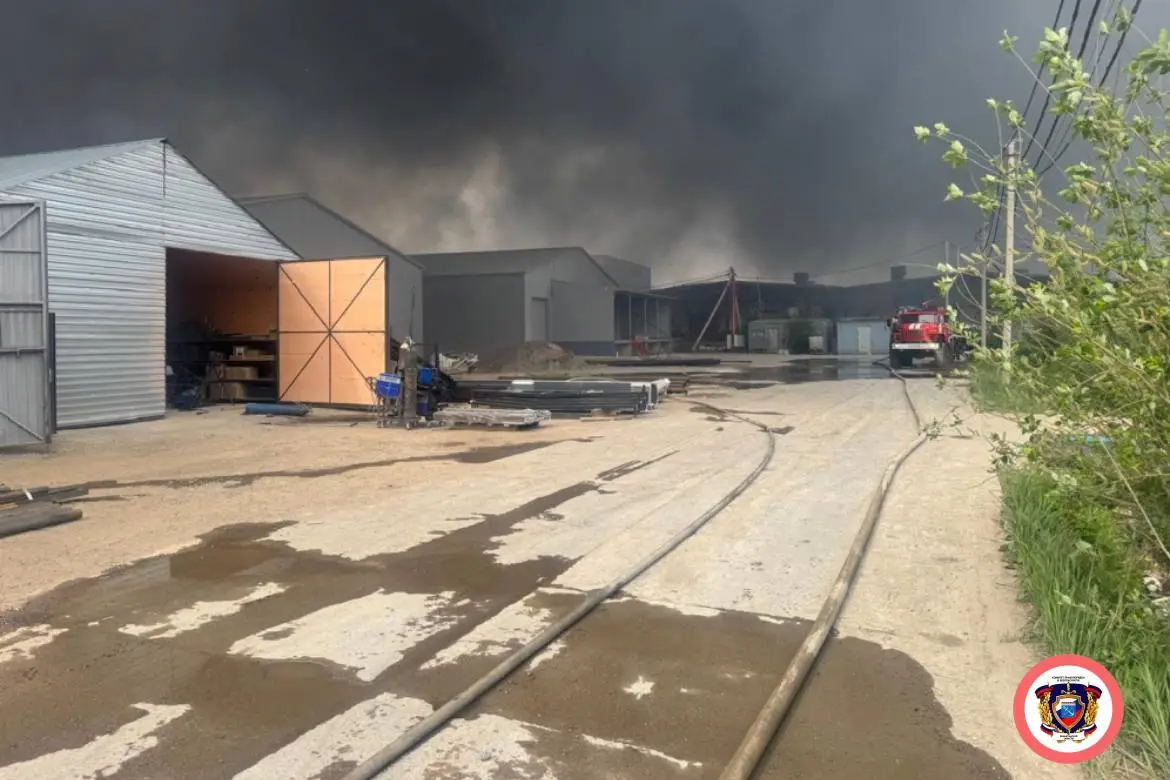 Производственное здание горит в Ленобласти