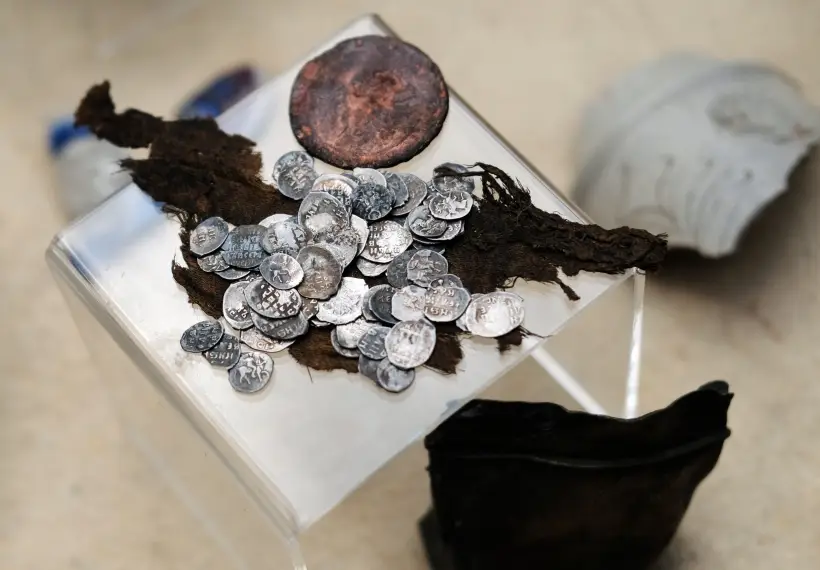Серебряные монеты, найденные при строительстве парка "Зарядье" в Москве. Фото