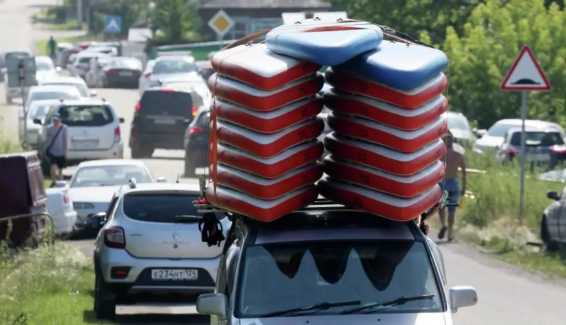 Жесткие сапборды чаще всего перевозят на крыше автомобиля. Фото
