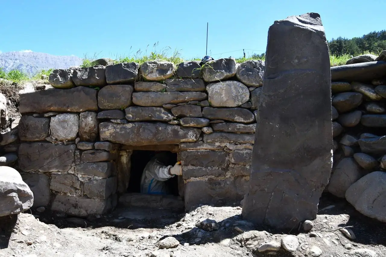 Серебряные височные подвески нашли в ранее неизвестных склепах Ингушетии. Фото. © Пресс-служба школы каменщиков-реставраторов 