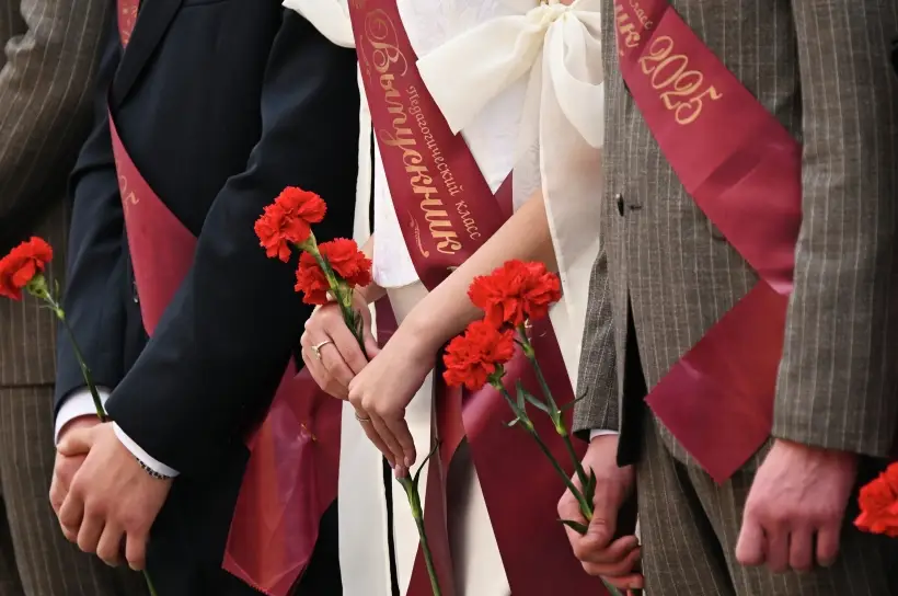 Путин желает выпускникам школ, чтобы осуществились их профессиональные и жизненные планы. Фото. © РИА Новости. Пелагия Тихонова