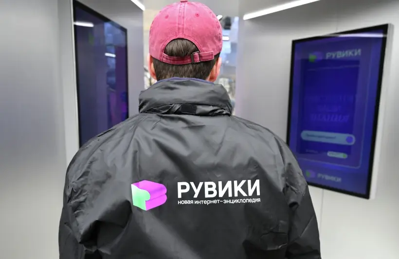 С "Рувики" работают группы экспертов, которые выполняют фактчекинг, проверяют корректность формулировок. Фото