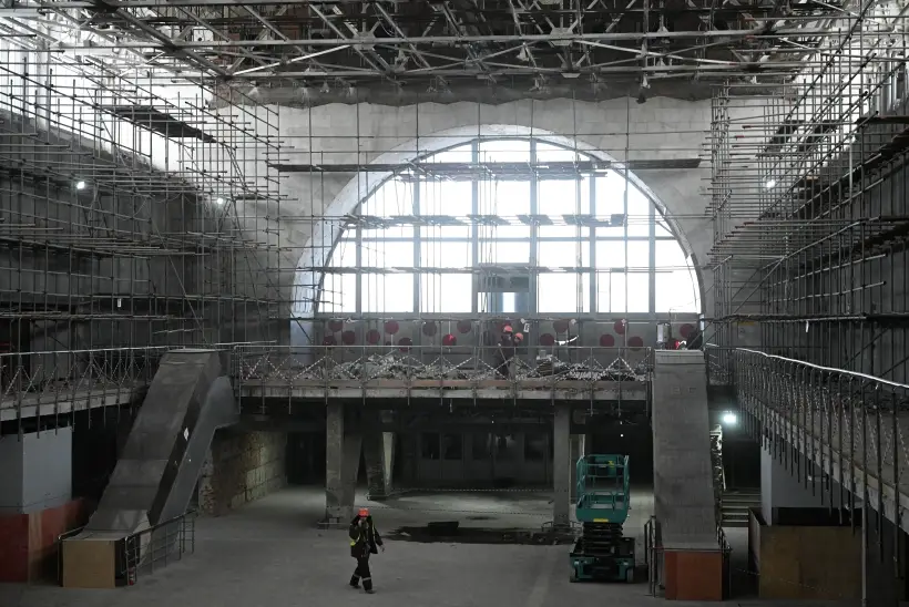 Исторический цвет Ленинградского вокзала в Москве обнаружили при реконструкции . Фото. © РИА Новости. Максим Блинов