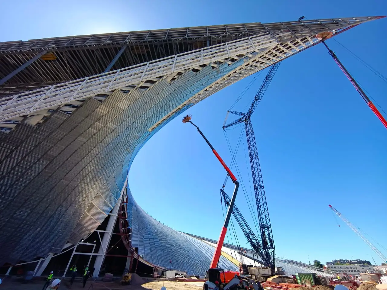 Облицовка изогнутого под балетное па фасада завершается на стройке театра в Калининграде. Фото. © 