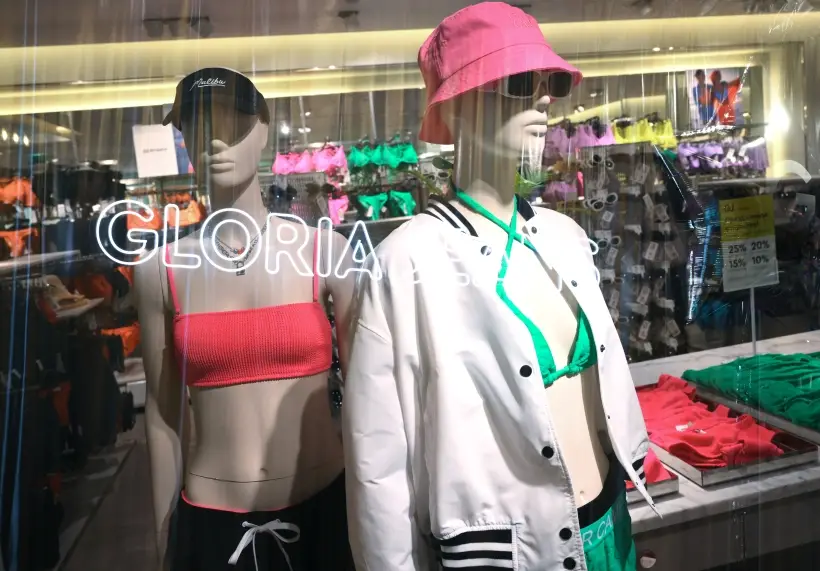 Володин призвал владельцев магазинов уже сейчас менять вывески на русские. Фото. © РИА Новости. Илья Питалев