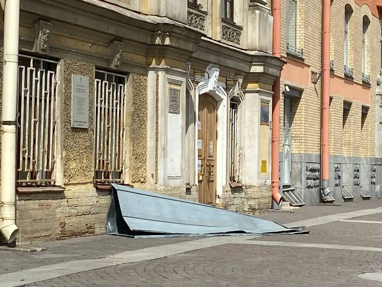 Два человека пострадали во время сильного ветра в Петербурге. Фото. © 