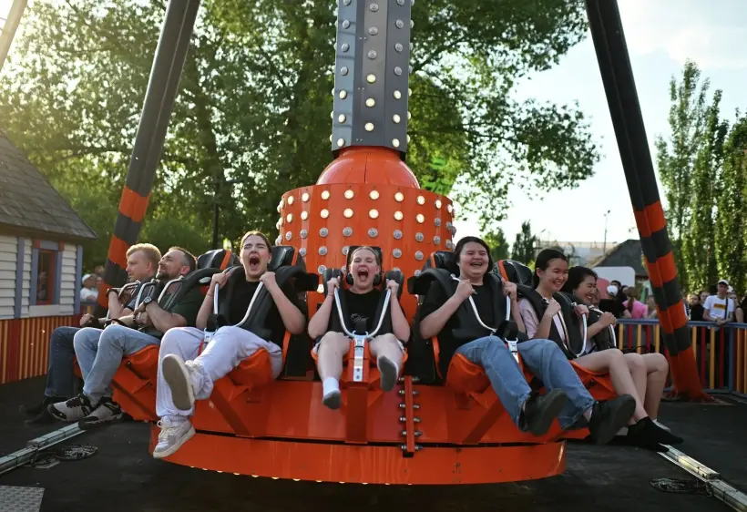 Парк аттракционов только кажется исключительно детской забавной. Фото