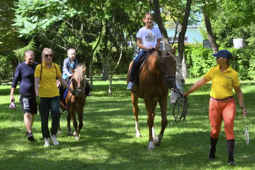 Общение с животными очень заряжает позитивом, а делать это в теплый солнечный денек вдвойне приятно. Фото