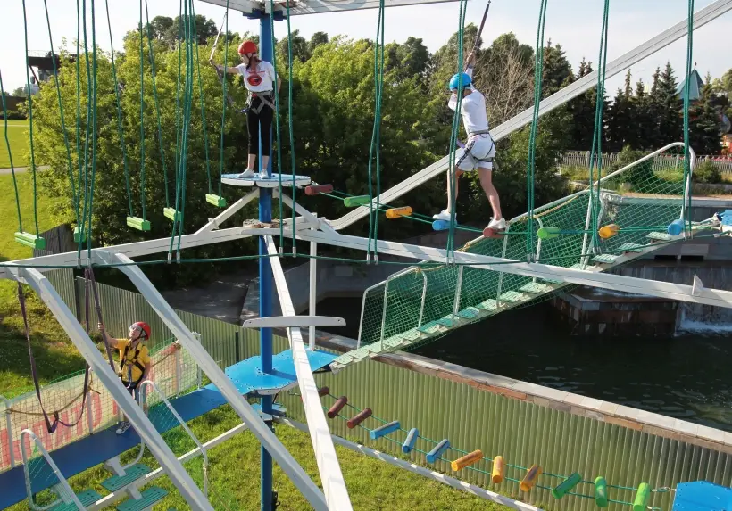 Веревочные парки - отличный вариант активного отдыха на свежем воздухе. Фото