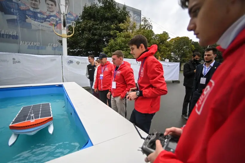 Запуск игрушечной лодки или катера на радиоуправлении - развлечение, которое точно понравится и детям, и взрослым. Фото