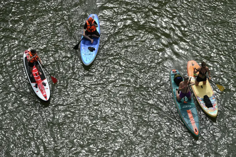 Покатайтесь на сапах по озеру или реке. Фото