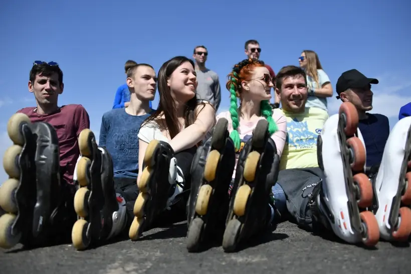 Кататься на роликах или скейтборде весело и полезно для здоровья. Фото