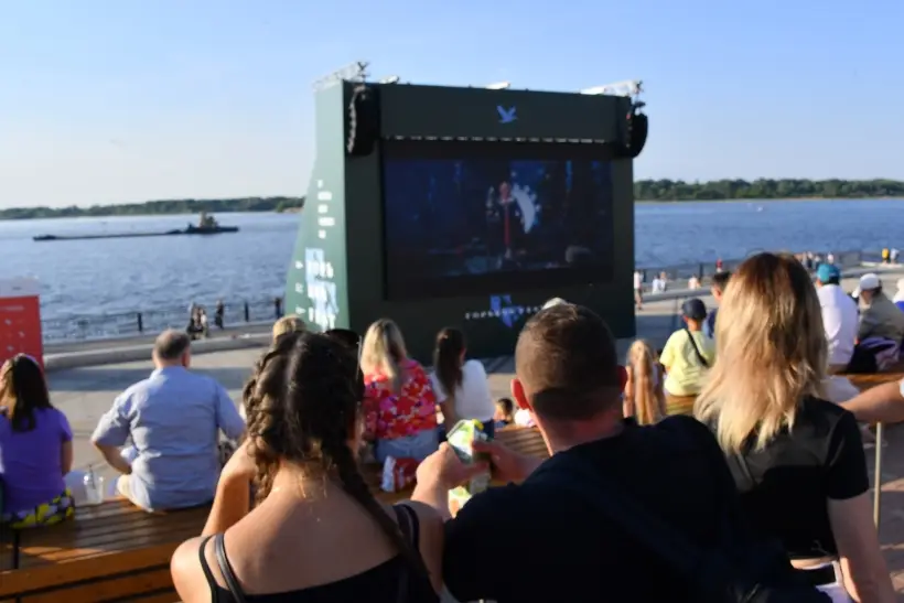 Летом можно посмотреть кино на улице. Фото