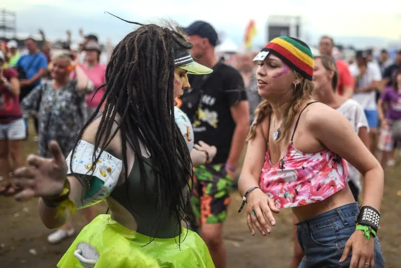 Летом традиционно проводится множество опен-эйров (open air), концертов и фестивалей. Фото