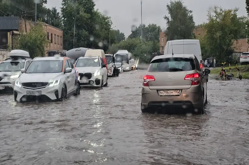 Пробки в Москве достигли 6 баллов из-за непогоды. Фото. © 