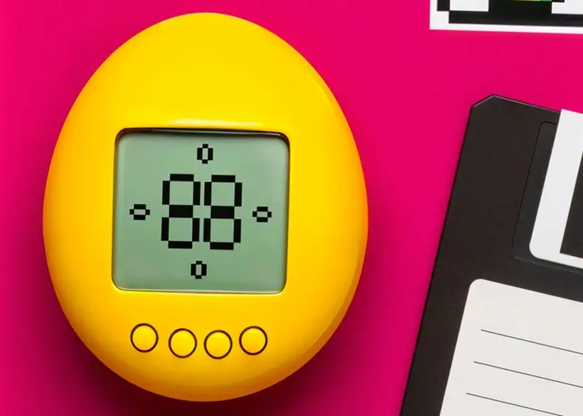 Тамагочи - популярная в 1990-е годы игрушка-брелок. Фото