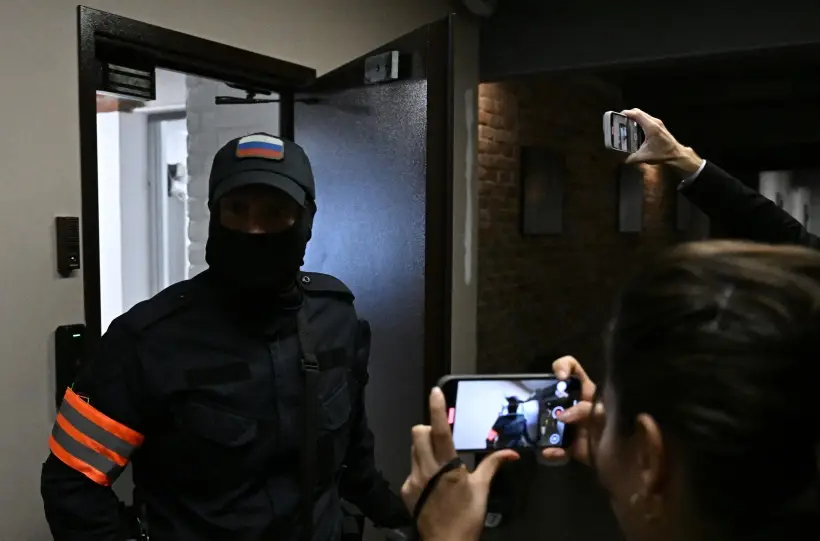 Задержаны главред телеграм-канала Baza Трифонов, его коллега и трое полицейских. Фото. © РИА Новости. Сергей Бобылев