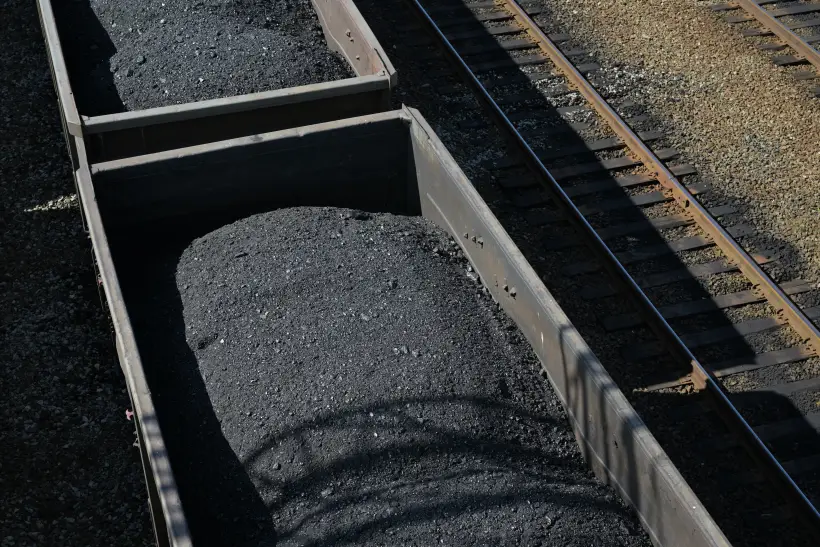 Локомотив с 10 вагонами угля перевернулся в Хабаровском крае. Фото. © РИА Новости Александр Кряжев