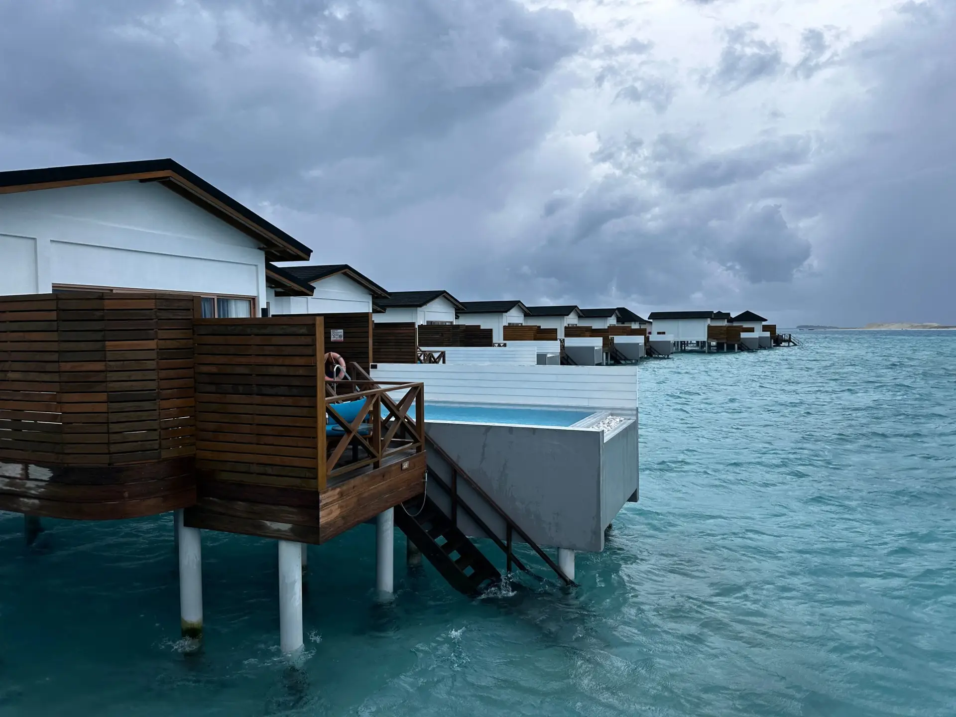 Туроператоры сообщили о росте спроса на Мальдивы. Фото. Виллы с бассейнами в отеле Joy Island на Мальдивах. © 