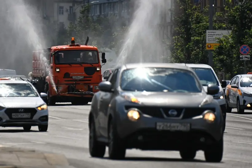 Поливальную технику задействовали в Петербурге в борьбе с жарой. Фото. © РИА Новости. Евгений Одиноков