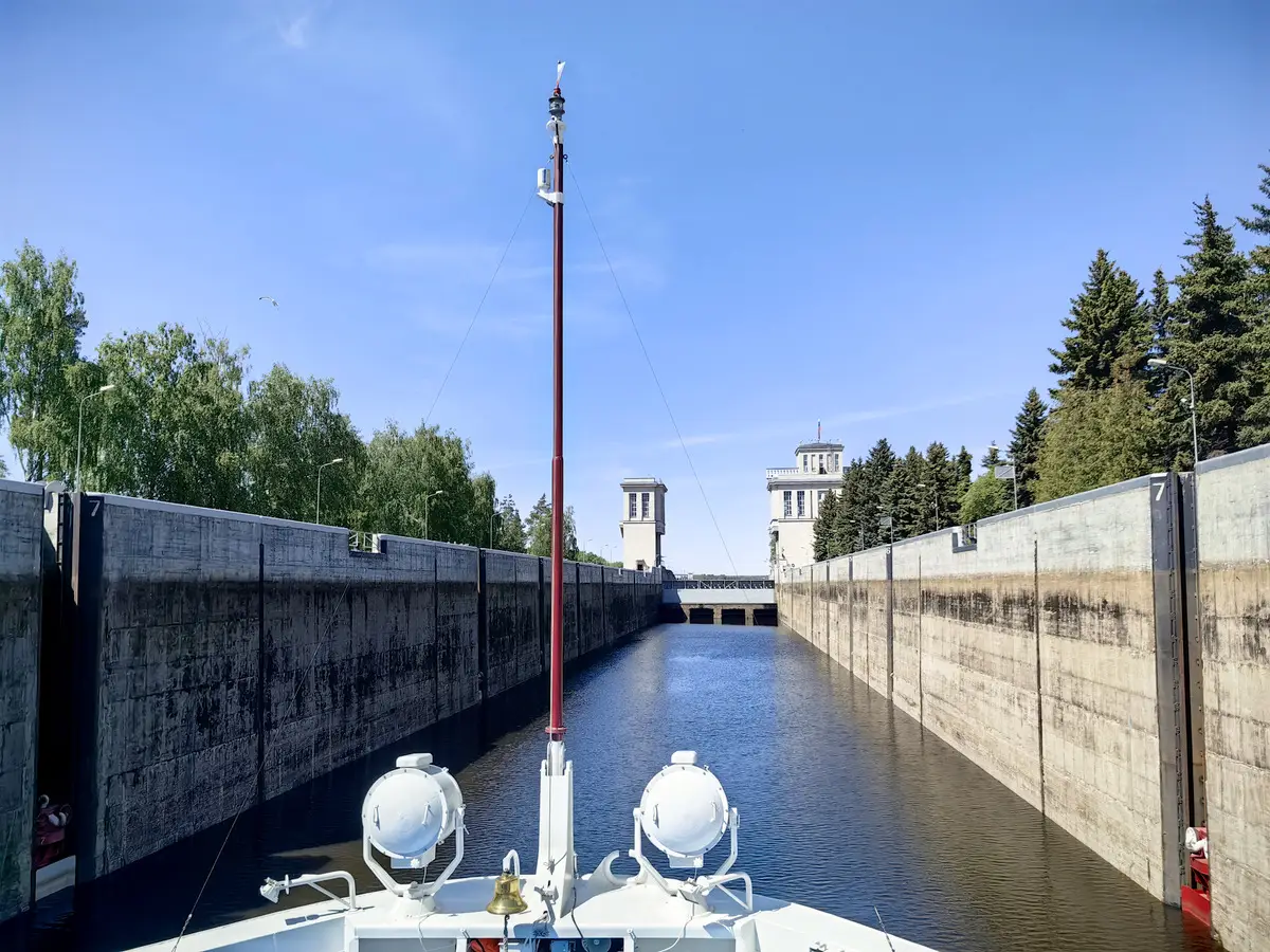 Туроператоры сообщили о единичных отказах от круизов из-за аварии на Городецком гидроузле. Фото. Теплоход в Городецком шлюзе. © 