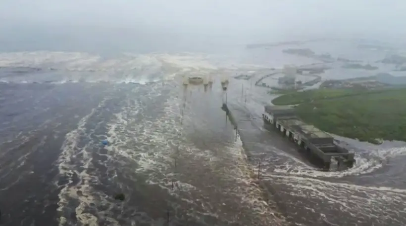 Волны цунами подтопили территорию порта и рыбопромышленного предприятия "Алаид" у берегов острова Парамушир. Фото