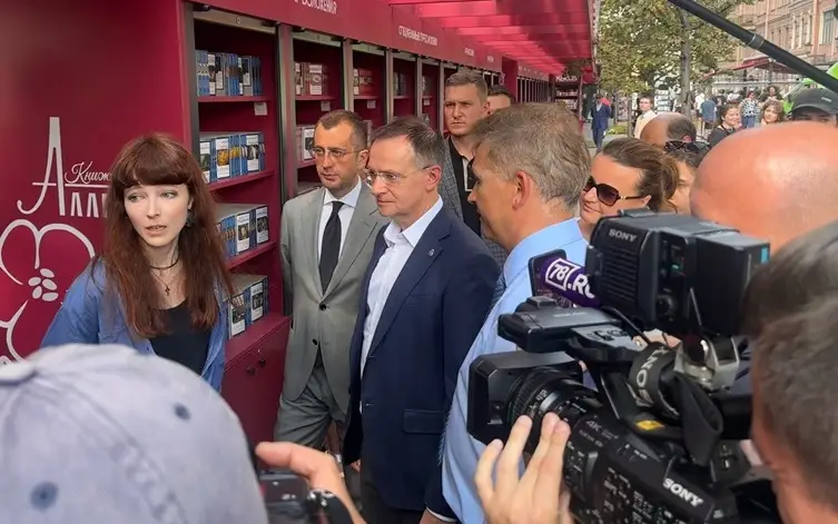 Мединский вручил петербургским членам Союза писателей новые удостоверения. Фото. © 