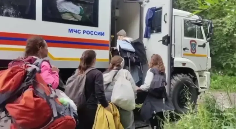 Режим ЧС введен в Петропавловске-Камчатском после сильного землетрясения. Фото. © РИА Новости. МЧС РФ