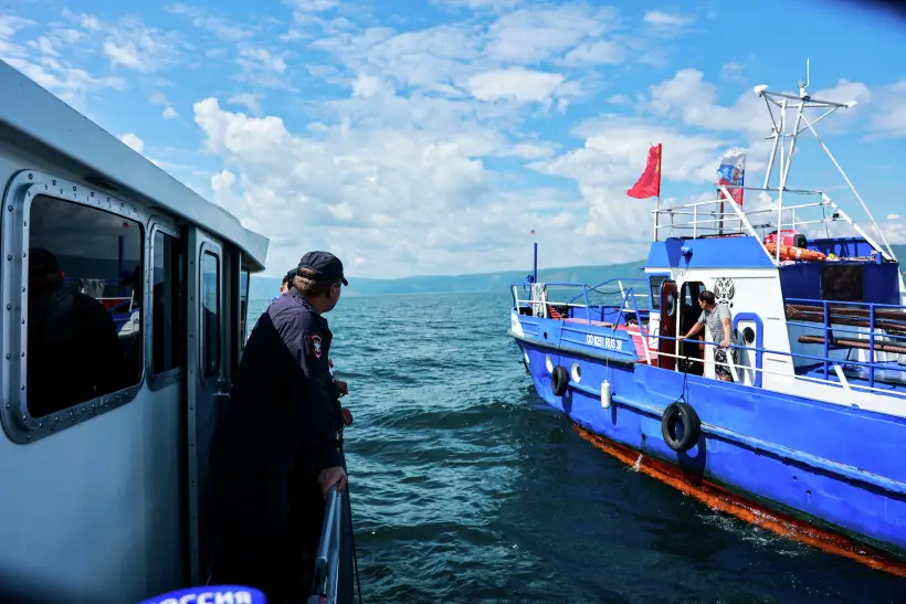 Более 100 брошенных рыболовных сетей и полтонны мусора подняли со дна Байкала. Фото. © РИА Новости. Кирилл Шипицин