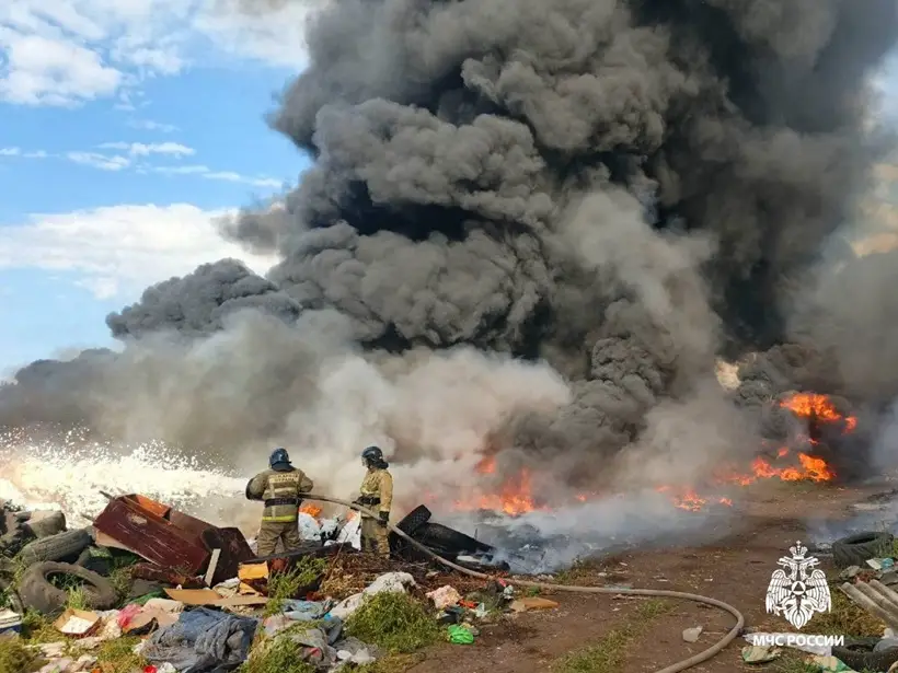 Пожар на площадке с автомобильными покрышками тушат в Башкирии. Фото. © Пресс-служба ГУ МЧС по Башкирии