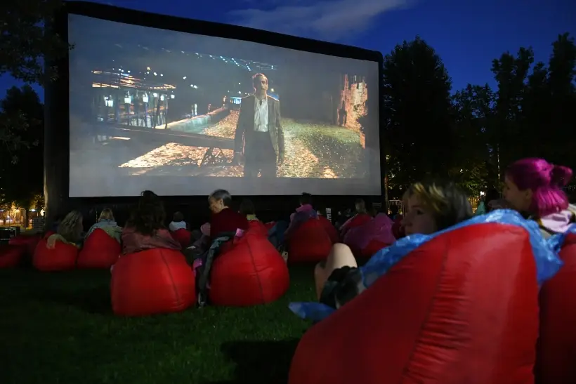 В День российского кино часто устраивают кинопоказы под открытым небом. Фото