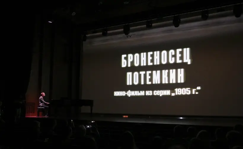 В фильме "Броненосец Потемкин" Сергей Эйзенштейн вручную раскрасил красным флаг, поднятый матросами - это единственный цветной элемент в черно-белом фильме. Фото