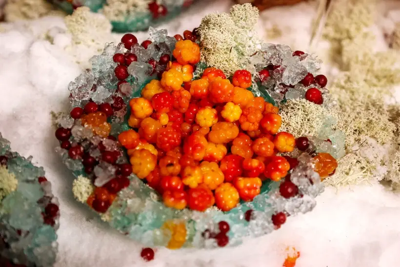 Из-за особенностей созревания морошку называют ягодой наоборот. Фото