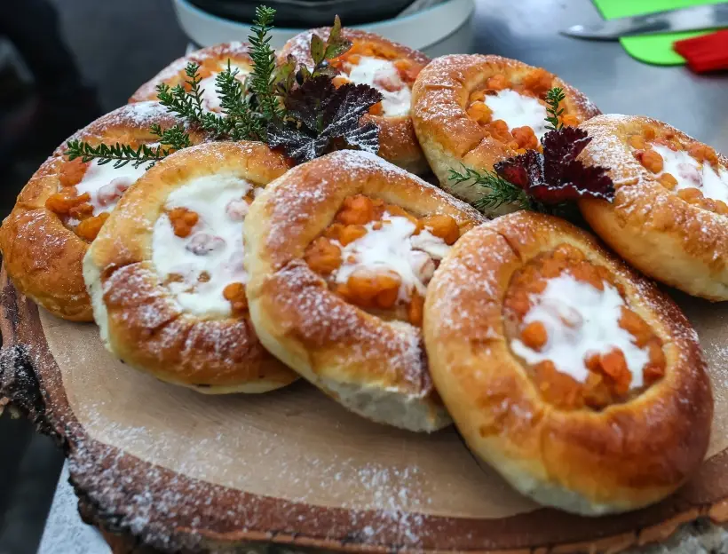 С морошкой получаются очень вкусные пироги и ватрушки. Фото